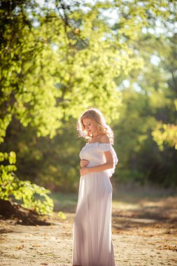parkta güzel bir hamile kadın