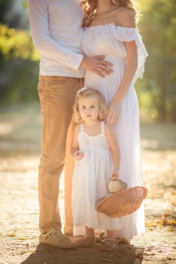 Üç yeşil bahçe içinde güzel aile