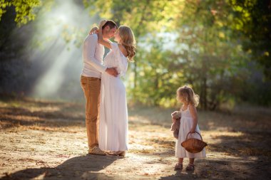 Üç yeşil bahçe içinde güzel aile