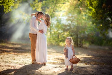 Üç yeşil bahçe içinde güzel aile