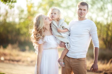Üç yeşil bahçe içinde güzel aile