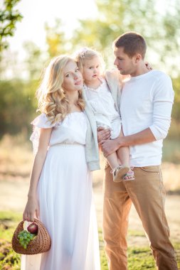 Üç yeşil bahçe içinde güzel aile