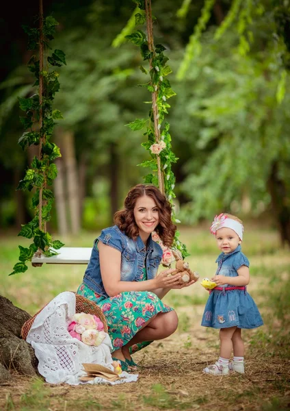 Moeder met babymeisje in lentetuin — Stockfoto