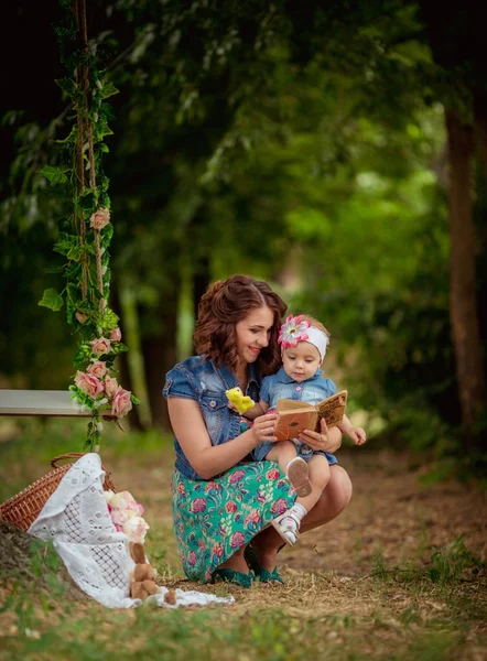 Moeder met babymeisje in lentetuin — Stockfoto