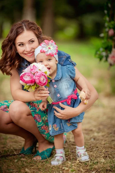 Mãe com bebê menina no jardim da primavera — Fotografia de Stock