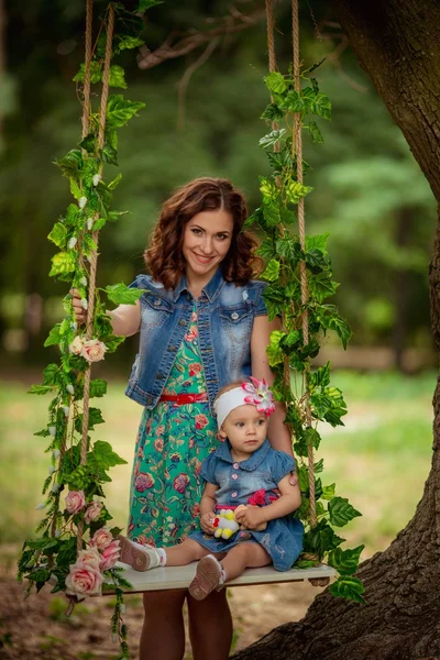 Madre con bambina in giardino primaverile — Foto Stock