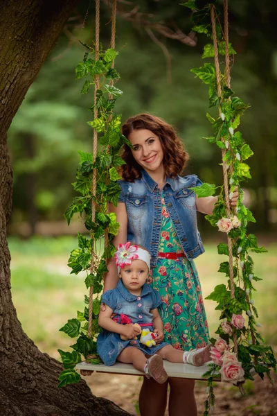 Mãe com bebê menina no jardim da primavera — Fotografia de Stock