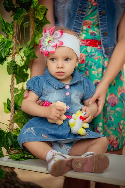 Mère avec bébé fille dans le jardin de printemps — Photo