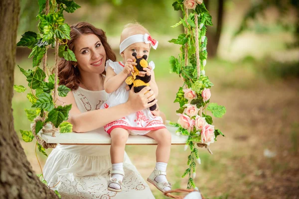 Mãe com bebê menina no jardim da primavera — Fotografia de Stock