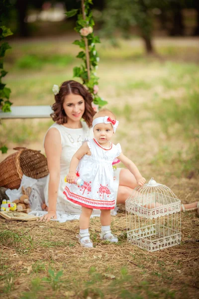 Madre con bambina in giardino primaverile — Foto Stock