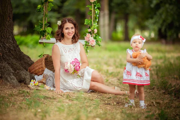 Madre con bambina in giardino primaverile — Foto Stock