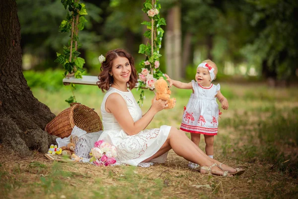 母亲带着宝贝女儿在春天的花园 — 图库照片