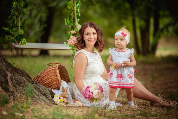 Madre con bambina in giardino primaverile — Foto Stock