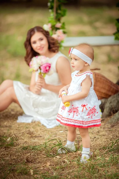 Мать с маленькой девочкой в весеннем саду — стоковое фото