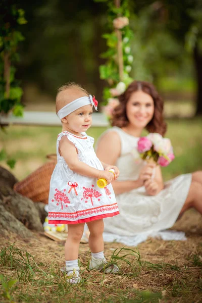 Mãe com bebê menina no jardim da primavera — Fotografia de Stock