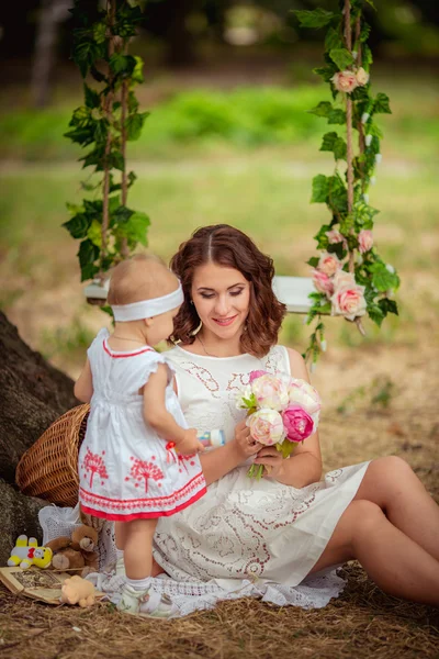 Madre con bambina in giardino primaverile — Foto Stock