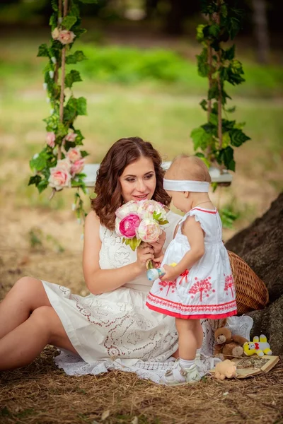 Moeder met babymeisje in lentetuin — Stockfoto