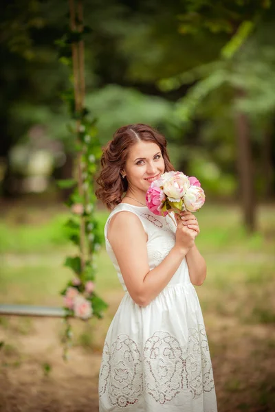 Buket çiçek bahçesinde kadınla — Stok fotoğraf