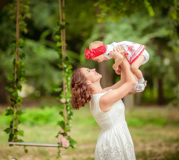 Moeder met babymeisje op lentetuin — Stockfoto