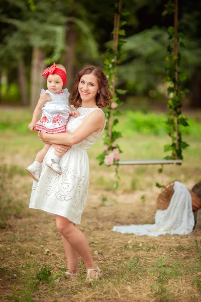 Moeder met babymeisje op lentetuin — Stockfoto