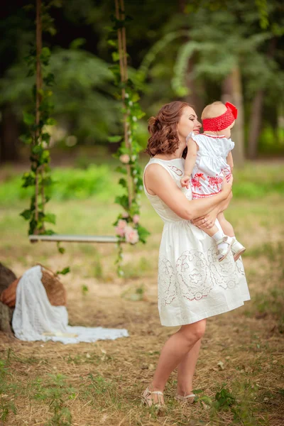 Mère avec bébé fille sur le jardin de printemps — Photo