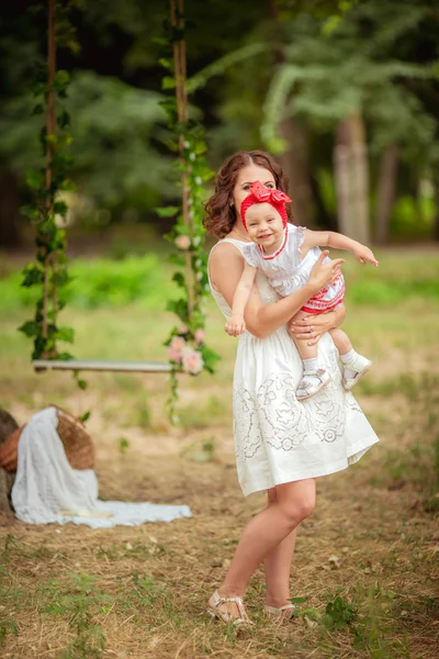 Bahar bahçe bebek kız annesiyle — Stok fotoğraf