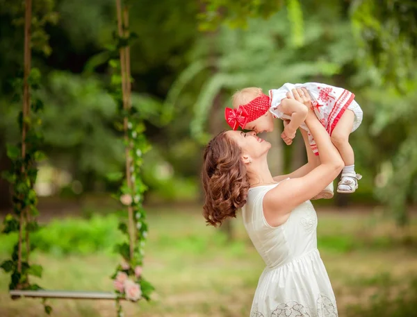 Mère avec bébé fille sur le jardin de printemps — Photo