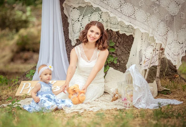 Bahar bahçe bebek kız annesiyle — Stok fotoğraf