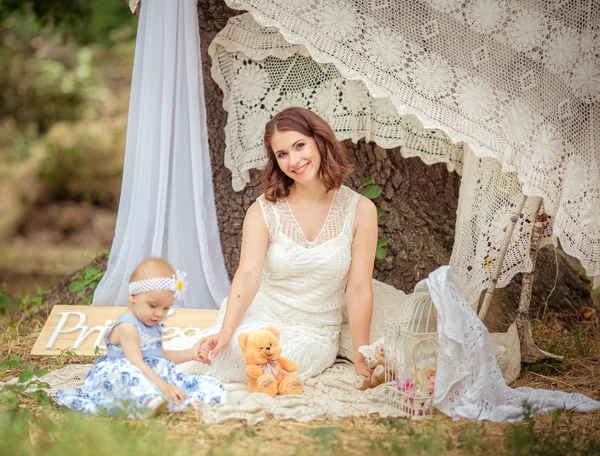 Mãe com bebê menina no jardim da primavera — Fotografia de Stock