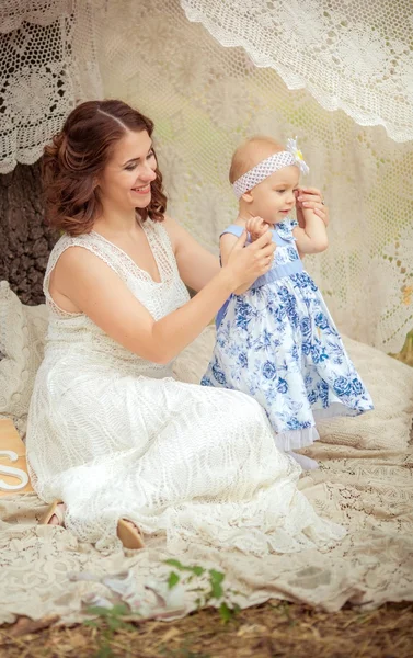 Moeder met babymeisje op lentetuin — Stockfoto