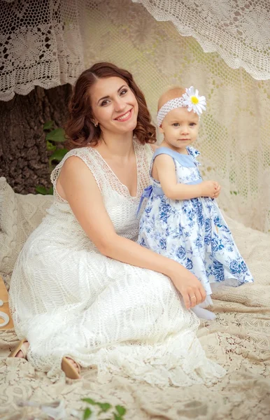 Mãe com bebê menina no jardim da primavera — Fotografia de Stock