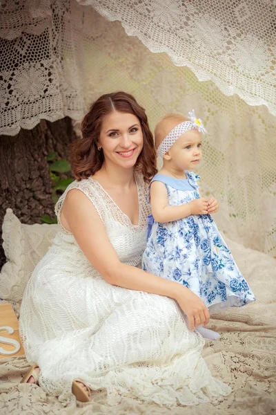 Madre con bambina in giardino primaverile — Foto Stock