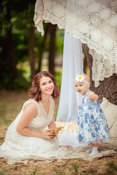 Madre con bambina in giardino primaverile — Foto Stock