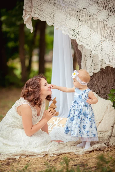 Mãe com bebê menina no jardim da primavera — Fotografia de Stock