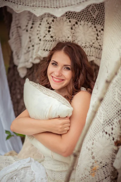 Portrait of beautiful young woman — Stock Photo, Image