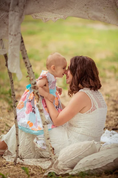 Madre con bebé niña en el jardín de primavera —  Fotos de Stock