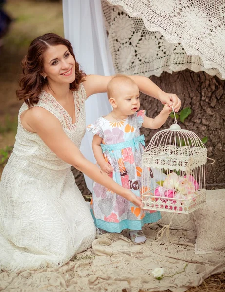 Madre con la niña en el jardín de primavera — Foto de Stock