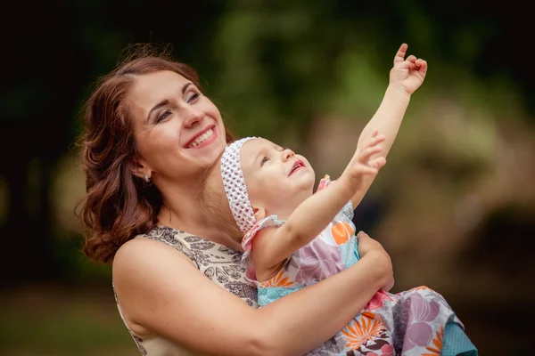 Bahar bahçe bebek kız annesiyle — Stok fotoğraf