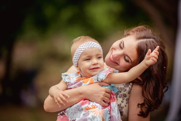 Mère avec bébé fille sur le jardin de printemps — Photo