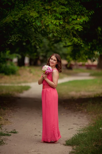 Beautiful woman with buoket of flowers bouquet — Stock Photo, Image