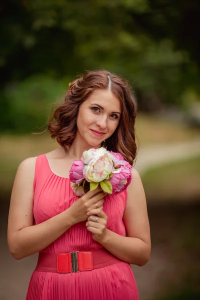 Mooie vrouw met buoket van bloemen boeket — Stockfoto