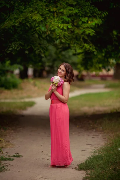 Mooie vrouw met buoket van bloemen boeket — Stockfoto