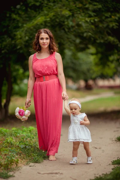 Ibu dengan bayi perempuan di taman musim semi — Stok Foto