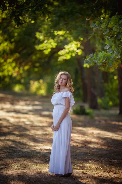 Beautiful pregnant woman in park — Stock Photo, Image