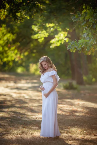 Mujer embarazada hermosa en el parque —  Fotos de Stock