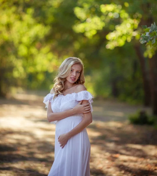 Beautiful pregnant woman in park — Stock Photo, Image