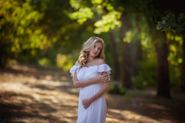 Mulher grávida bonita no parque — Fotografia de Stock