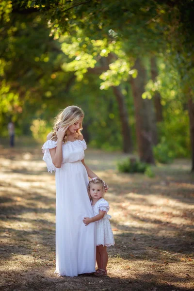 Zwangere vrouw met dochter — Stockfoto