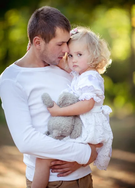 Padre feliz con la niña —  Fotos de Stock