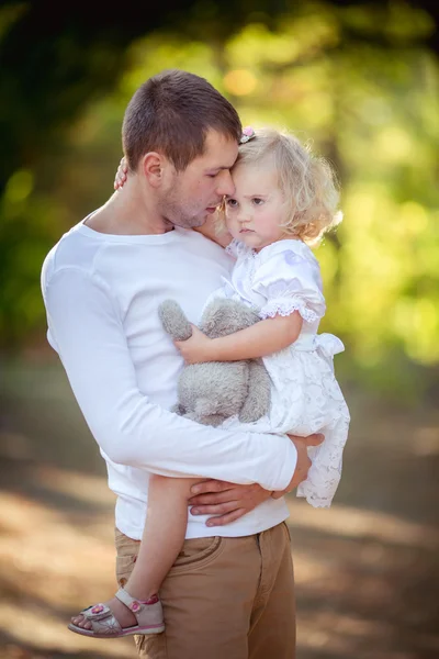 Padre feliz con la niña —  Fotos de Stock